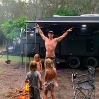 La superlativa caravana todoterreno de Chris Hemsworth lo tiene todo para sobrevivir en un apocalipsis zombie. Si lo dice Thor hay que creerle