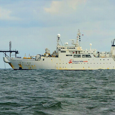 Cuando un cable submarino se rompe en África, sólo hay una solución: llamar al único barco que lleva más de una década reparándolos 