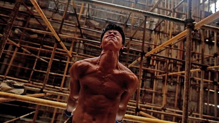 El joven chino que ha transformado "la obra" en un aunténtico gimnasio (vídeo)