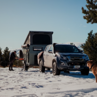 Más pequeña que un coche, pero con baño y cocina: así es la minicaravana 4x4 hecha en Barcelona que llevaría al fin del mundo si tuviera mucho dinero