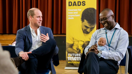 El príncipe Guillermo comparte su experiencia con la paternidad, en un evento de preparación para futuros padres