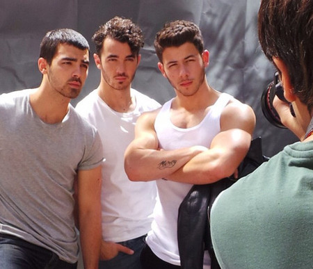 ¿Acaso Nick Jonas quiere ser el nuevo Thor? ¡Vaya brazacos!