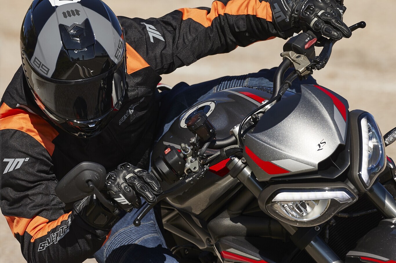 Cómo limpiar el casco y la chaqueta de moto, porque quizá no lo estabas haciendo bien