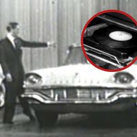 En 1956 Chrysler ya vivía en la década de 2020: se empeñó en que llevases un tocadiscos de vinilo en el coche 