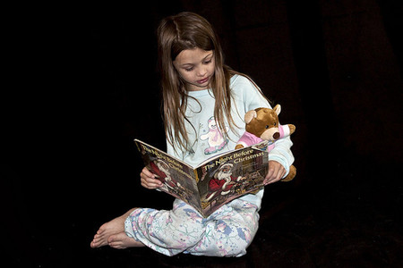 Niña leyendo