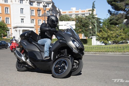 Probamos los Peugeot Metropolis GT y SW: dos leones gemelos con 36 CV para el carnet de coche y una ingente capacidad de carga