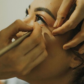 Los maquilladores coinciden: "A partir de los 50, el lápiz de ojos negro en la línea de agua puede hacer que parezcas más mayor" 