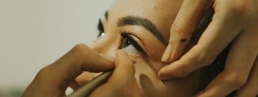 Los maquilladores coinciden: "A partir de los 50, el lápiz de ojos negro en la línea de agua puede hacer que parezcas más mayor" 