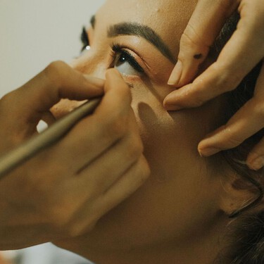 Los maquilladores coinciden: "A partir de los 50, el lápiz de ojos negro en la línea de agua puede hacer que parezcas más mayor" 