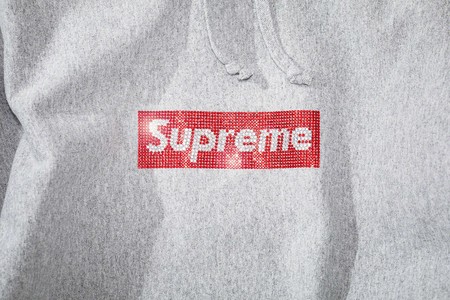 Supreme celebra 25 años con una lujosa colección suma su logo con cristales de Swarovski