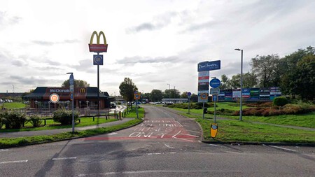 El McDonalds con entrada trampa: un carril bus que ha puesto medio millón de libras en multas en un año