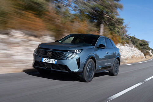 Probamos el Peugeot E-3008: el SUV eléctrico que me compraría para viajar por cómodo y eficiente… si fuese más barato