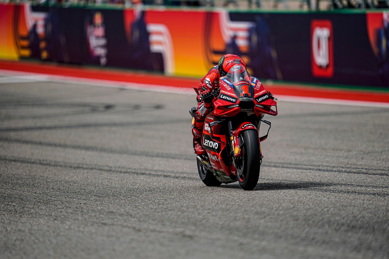 Pecco Bagnaia aburre al sprint, Álex Rins hace su primer "podio" con Honda y Fabio Quartararo se cae