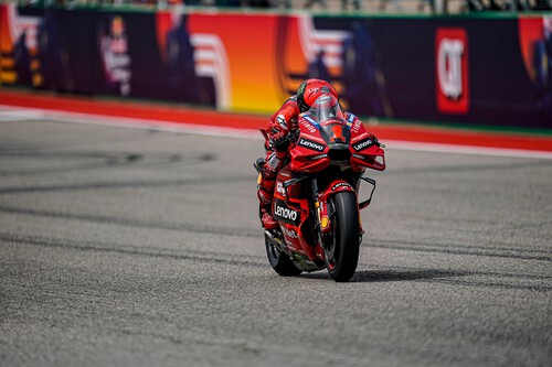 Pecco Bagnaia aburre al sprint, Álex Rins hace su primer "podio" con Honda y Fabio Quartararo se cae