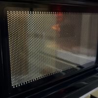 Por qué todas las puertas de microondas tienen esos agujeritos: no es por estética 