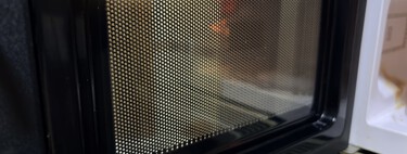 La rejilla de agujeritos de tu microondas libra una guerra invisible contra la radiación. Gana cada vez que calientas la leche