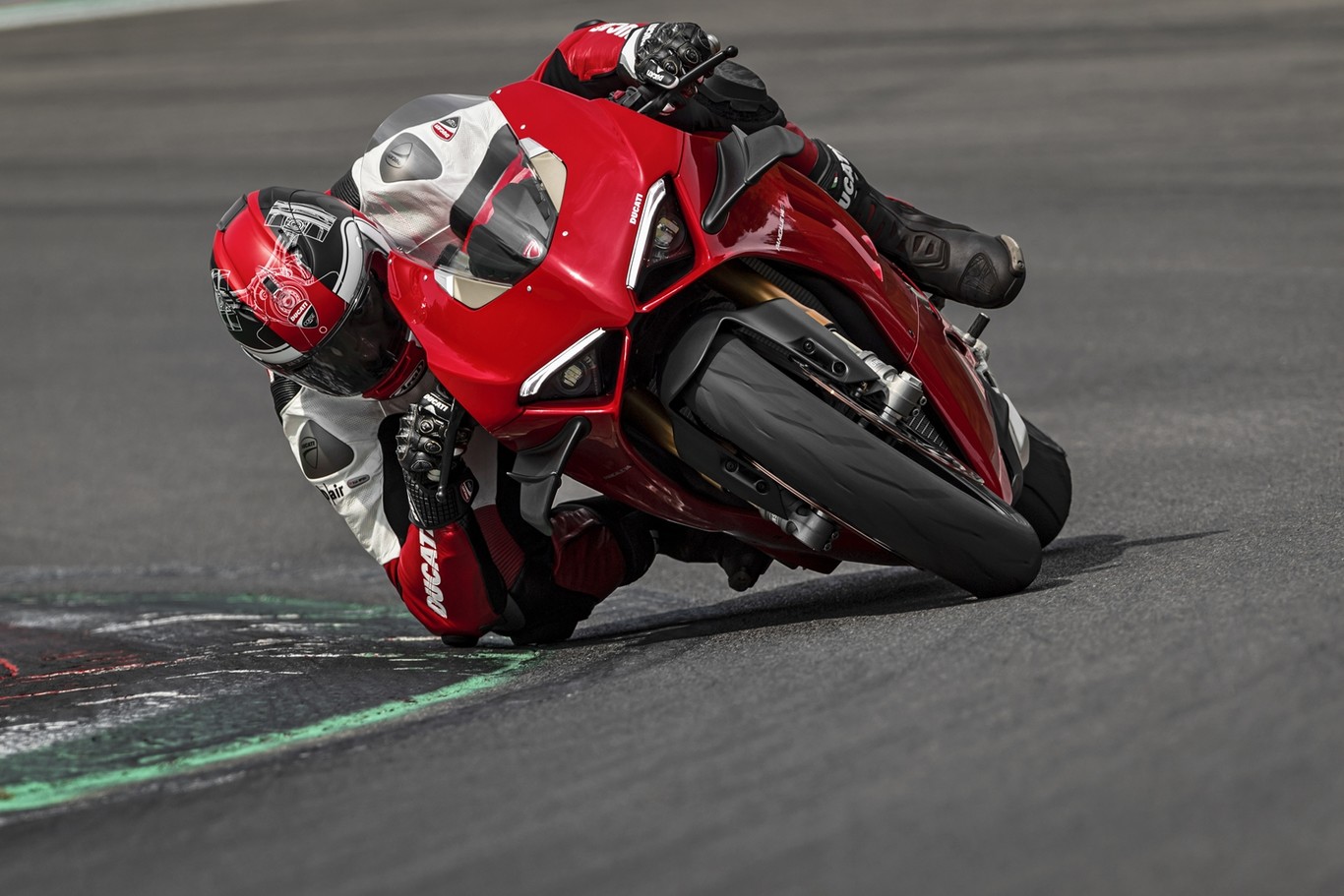 ¡Alerones para todas! La Ducati Panigale V4 estrena nueva aerodinámica y un comportamiento menos exigente