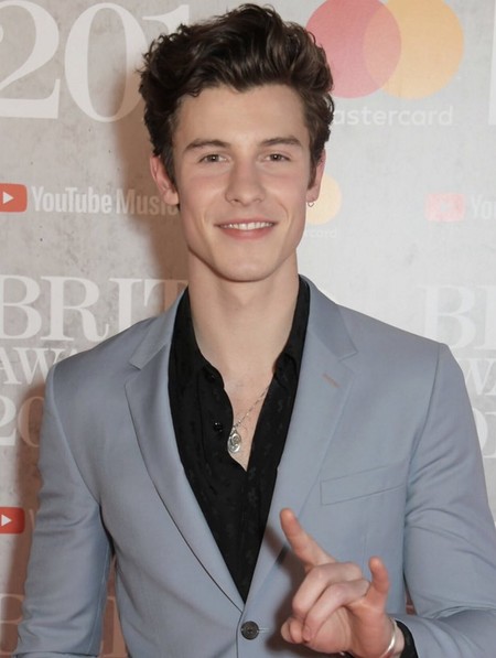 Shawn Mendes lleva el desenfado del jovial traje a la alfombra roja de los BRIT Awards