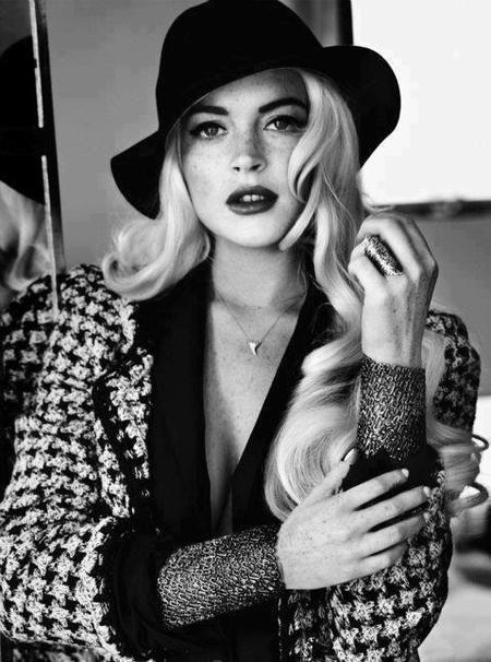 Lindsay Lohan entre flexión y estiramiento... se enrolla con su entrenador