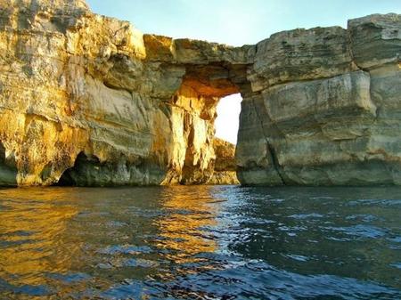Uno de los atardeceres más bonitos del mundo junto a la Ventana Azul en Gozo, Malta