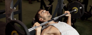 Esta es la mejor forma de hacer press de banca para evitar lesiones y potenciar tu fuerza y masa muscular