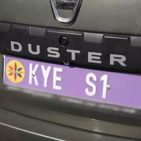 Un tipo se autoproclamó rey de un país imaginario y empezó a vender sus propias matrículas. Hasta que le detuvieron