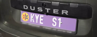 Un tipo se autoproclamó rey de un país imaginario y empezó a vender sus propias matrículas. Hasta que le detuvieron