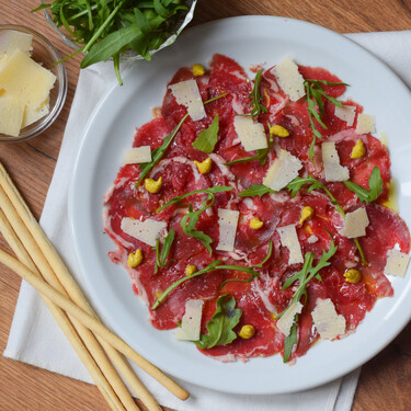 Carpaccio de ternera con parmesano: receta auténtica italiana con el corte de carne perfecto 