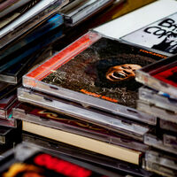 Los jóvenes están volviendo a comprar CDs. Hay un pequeño detalle: la mitad ni siquiera tiene reproductor 