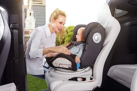 La silla de coche para bebé más vendida en Amazon es esta Babify que permite ir a contramarcha y está rebajada hoy