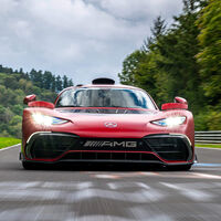 Muchos presumen de 'coches de carreras' con matrícula; otros lo demuestran. El Mercedes-AMG One acaba de fulminar su propio récord en Nürburging