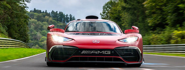 Muchos presumen de 'coches de carreras' con matrícula; otros lo demuestran. El Mercedes-AMG One acaba de fulminar su propio récord en Nürburging