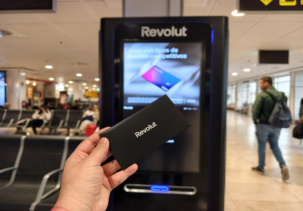 Nunca había usado un cajero tan "agresivo" hasta que toqué la pantalla de uno de Revolut: me fui a casa con una tarjeta que no había pedido