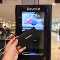 Nunca había usado un cajero tan "agresivo" hasta que toqué la pantalla de uno de Revolut: me fui a casa con una tarjeta que no había pedido 
