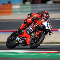 Nicolò Bulega extiende el dominio de Ducati también a las Supersport y Adrián Huertas remonta en su regreso