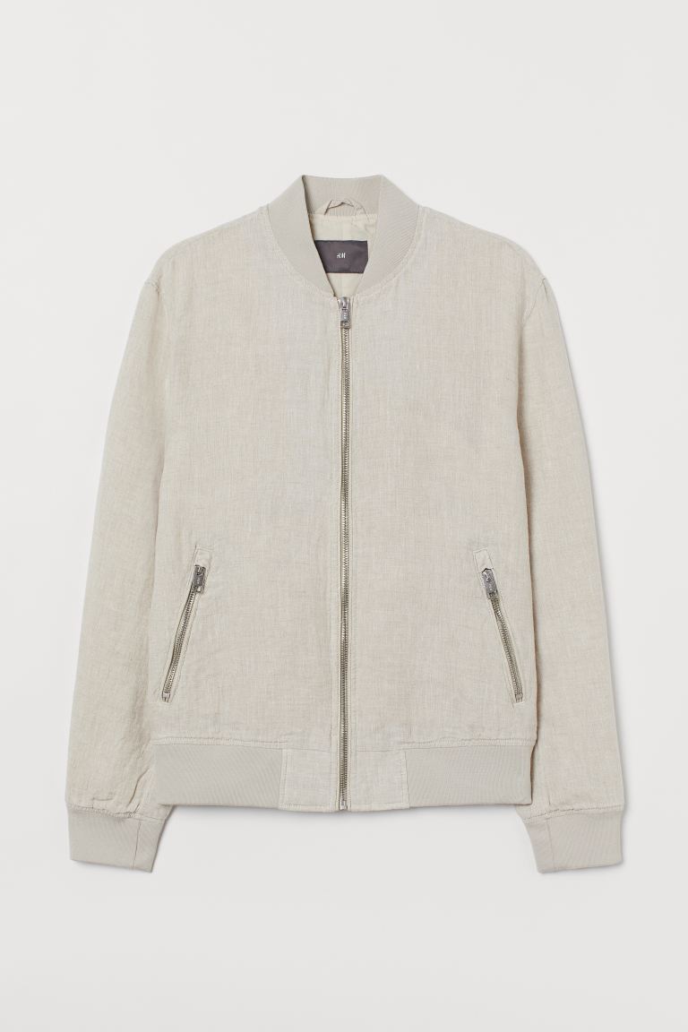 Cazadora bomber de lino con cuello elevado de canalé y cremallera delante, bolsillos al bies con cremallera y un bolsillo interior. Remate elástico de canalé en puños y bajo. Forrado.