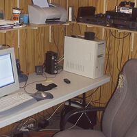 Esta es la habitación de un gamer en el año 2000, y nos muestra una dura realidad: muchos de sus accesorios son inútiles en la actualidad 