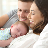 Los permisos de maternidad y paternidad podrían ser de seis meses a partir de 2022 y se acumularán si es una familia monoparental