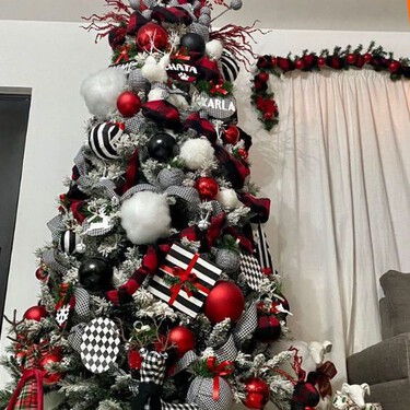 ¿Cansada del plateado y el verde? Esta inesperada mezcla de colores es la tendencia para una decoración navideña en 2025