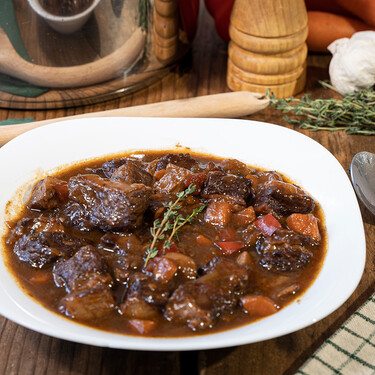 Cómo hacer el mejor ragú de ternera tradicional, una receta clásica e irresistible