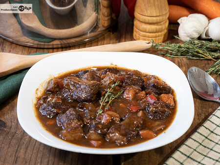 Cómo hacer el mejor ragú de ternera tradicional, una receta clásica e irresistible