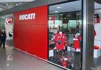 Si tienes que esperar en el aeropuerto de Roma, vete a la tienda Ducati