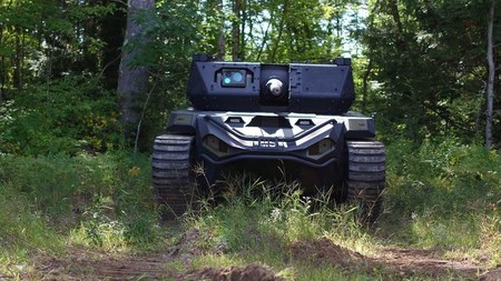 El primer robot tanque podría ser este Ripsaw M5, y además le da soporte un dron
