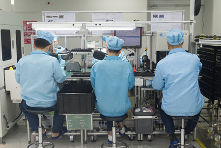 Trabajadores en una fábrica de smartphones | Imagen: Xataka