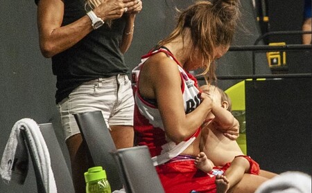 Una jugadora de baloncesto amamanta a su bebé en un descanso del partido, y su foto se hace viral