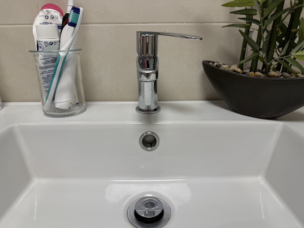El agua del lavabo cada vez me salía con menos presión: esto es lo que hecho para arreglarlo, sin llamar al fontanero 