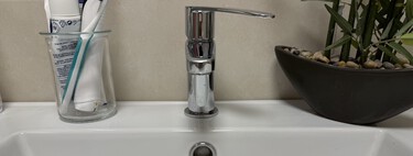 Tenía poca presión en el grifo del baño: la solución rápida que funciona y puedes hacer tú mismo