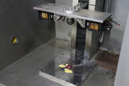 Esa bola de hierro se deja caer sobre la batería para comprobar que no explota | Imagen: Xataka