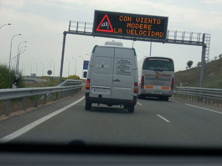 Furgoneta adelantando