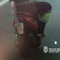 Malos hábitos, nivel: acabar detenido por saltarte el mismo radar todos los días tapando la matrícula con la mano 